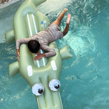 sunnylife cookie the croc lie-on float