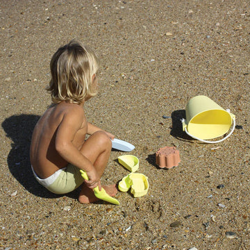 sunnylife citrus silicone bucket sand toy set